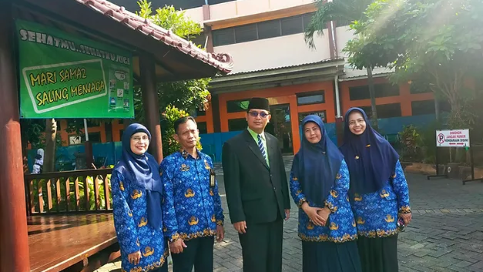 c69800_f6dad516fbf6445ab203dfb07d9d3408_mv2